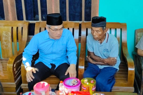 Bupati Bantul Abdul Halim Muslih saat mengunjungi Mbah Tupon di RT 04 Dusun Ngentak, Kalurahan Bangunjiwo, Kapanewon Kasihan, Kabupaten Bantul, Selasa (29/4/2025). Foto: Arfiansyah Panji Purnandaru/kumparan