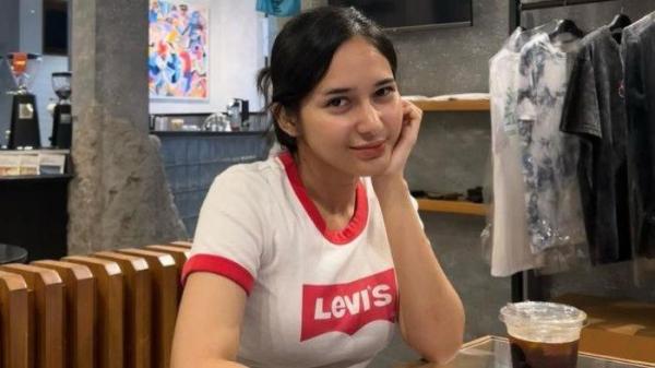 MERASA DISELINGKUHI- Dilan Janiyar, konten kreator TikTok dan selebgram ini mengaku telah diselingkuhi oleh suaminya Safnoviar Tiasdi atau Safno. Bahkan, Dilan menyebut suaminya itu mokondo.