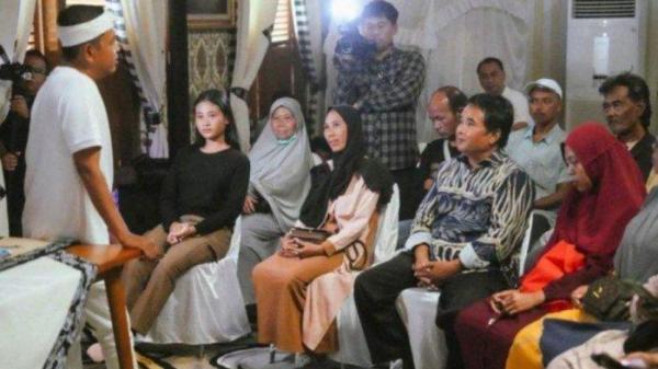 DISKUSI- Gubernur Jawa Barat Dedi Mulyadi pada Sabtu (26/4/2025) menerima perwakilan warga Cikarang yang terkena dampak proyek pelebaran sungai. (Pemdaprov Jabar)