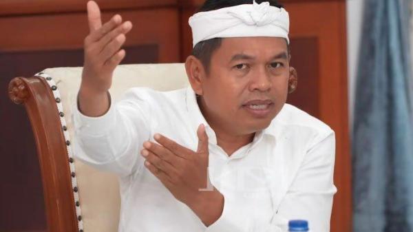 RAHASIA REZEKI MENGALIR - Tangkapan layar unggahan kanal YouTube KANG DEDI MULYADI CHANNEL, Selasa (22/4/2025). Gubernur Jawa Barat, Dedi Mulyadi, saat menemui atlet muay thai Kabupaten Bekasi, Sarah Avilia.