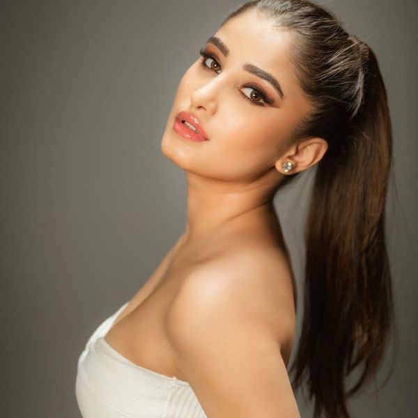 4. Rasha Thadani: Raveena Tandon and film distributor Anil Thadani's daughter made her debut with 'Azad'. However, more songs made headlines than the film. Well, she has also studied from Dhirubhai Ambani International School. During the shooting of the film, she used to prepare for the exam. Are in the first year of graduation. He studied 12th in business management. Now she is graduating in it.