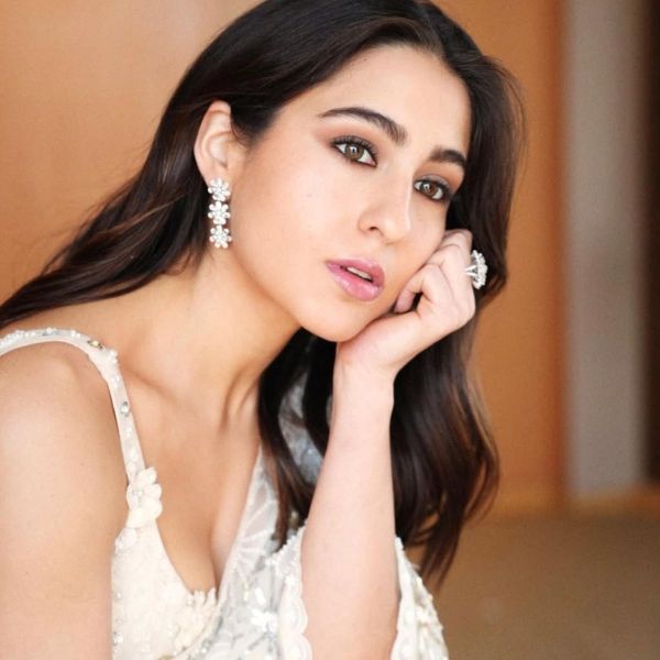 5. Sara Ali Khan: Sara Ali Khan, daughter of Saif Ali Khan and Amrita Singh, is also in the discussion. Made a Bollywood debut with 'Kedarnath', which came in 2018. Has done many films so far. The actress has studied early studies from Besant Montessori School in Mumbai. Later Dhirubhai Ambani also went to the International School. Then graduated in History and Political Science from Columbia University in New York.