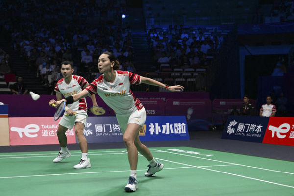 Ganda campuran Indonesia Rinov Rivaldy dan Emanuelle Gloria Widjaja saat melawan ganda campuran Denmark  Amalie Magelund serta Jesper Toft saat pada pertandingan Sudirman Cup di Xiamen, Fujian, China, Kamis (1/5/2025). <div class=