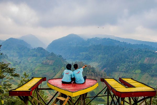 WISATA KARANGANYAR - Spot foto romantis di Bukit Hope Karanganyar.