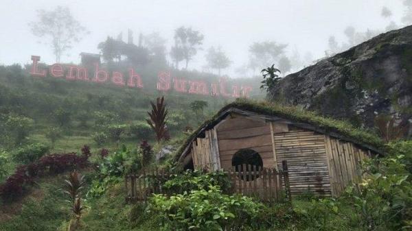 Suasana Lembah Sumilir yang terdapat rumah hobbit di Desa Milir, Kecamatan Ngargoyoso , Kabupaten Karanganyar, Minggu (31/1/2021).