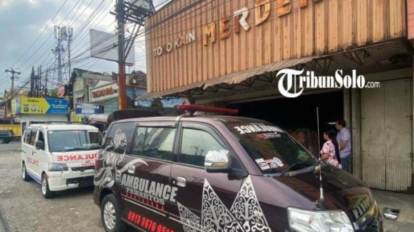 TEMUAN JASAD PRIA - Warga Tegalrejo, Kecamatan Kartasura, Kabupaten Sukoharjo, digegerkan dengan penemuan jasad seorang pria yang ditemukan meninggal dunia dalam kondisi membusuk di dalam rumahnya pada Jumat (2/5/2025). Korban diketahui berinisial RS (76), pemilik toko pakaian Merdeka yang cukup dikenal oleh warga sekitar.