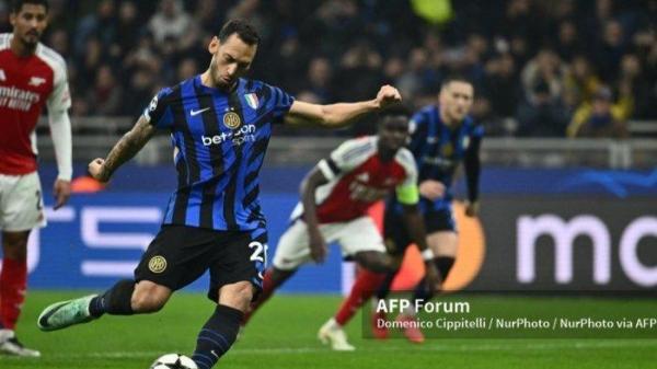 PENALTI CALHANOGLU - Hakan Calhanoglu dari FC Inter mencetak gol untuk kemenangan 1-0 selama pertandingan Fase Liga Champions UEFA 2024/25 MD4 antara FC Inter dan Arsenal FC di Stadion San Siro di Milan, Italia, pada 6 November 2024. <div class=