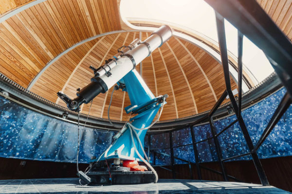 Ilustrasi teleskop di observatorium. Foto: frantic00/Shutterstock