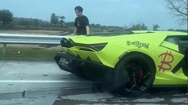 LAKA DI TOL - Kondisi Mobil Lamborghini Revuelto seusai terlibat kecelakaan menabrak bodi belakang Mobil Suzuki Ignis di Tol Jombang-Mojokerto, KM 697 Jalur B, pada Jumat (2/5/2025) siang. Mobil Lamborghini Revuelto bernopol D-1675-QGK dikemudikan oleh Gabriel Rey (35) warga Kecamatan Mulyorejo, Surabaya.