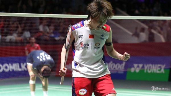 Ekspresi pebulu tangkis tunggal putri China Chen Yu Fei saat melawan pebulu tangkis tunggal putri Korea Selatan An Se Young dalam babak final Kapal Api Indonesia Open 2024 di Istora Senayan, Jakarta, Minggu (9/6/2024). Pebulu tangkis tunggal putri China Chen Yu Fei berhasil menjuarai Kapal Api Indonesia Open 2024 setelah mengalahkan An Se Young dengan skor 21-14, 14-21 dan 21-18.?TRIBUNNEWS/IRWAN RISMAWAN
