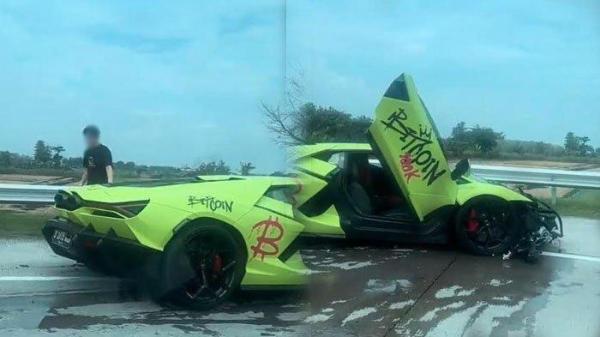 KECELAKAAN MOBIL SUPERCAR - Kondisi Mobil Lamborghini Revuelto seusai terlibat kecelakaan menabrak bodi belakang Mobil Suzuki di Tol Jombang-Mojokerto, KM 697 Jalur B, pada Jumat (2/5/2025) siang. Mobil Lamborghini Revuelto bernopol D-1675-QGK dikemudikan oleh pria berinisial GR (35) warga Kecamatan Mulyorejo, Surabaya. Sedangkan, Mobil Suzuki Ignis bernopol W-1258-SS dikemudikan pria berinisial DS (24) membawa penumpang wanita berinisial TE (24). Keduanya merupakan warga Bringkang, Menganti, Gresik.