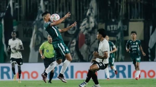 PSS VS PSM - Aksi penyerang PSS Sleman, Gustavo Tocantins (kiri) saat melawan PSM Makassar pada pekan ke-31 Liga 1 di Stadion Maguwoharjo Sleman, Sabtu (3/5/2025) malam WIB.