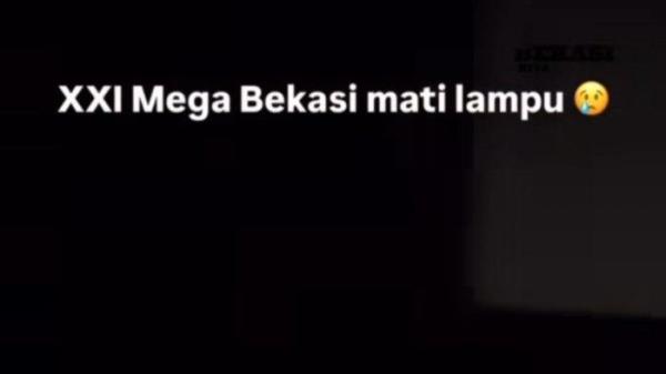 MATI LISTRIK DI BEKASI - Mati listrik di Bekasi pada Sabtu malam (3/5/2025) mengganggu Pakuwan Mall dan XXI Mega Bekasi. Pengunjung panik saat lampu dan layar bioskop tiba-tiba padam, menciptakan suasana kacau di pusat perbelanjaan.