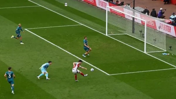 LONDON, ENGLAND - MAY 03: Declan Rice of Arsenal scores his team's first goal past Kepa Arrizabalaga of AFC Bournemouth during the Premier League match between Arsenal FC and AFC Bournemouth at Emirates Stadium on May 03, 2025 in London, England. (Photo by Alex Burstow/Arsenal FC via Getty Images)