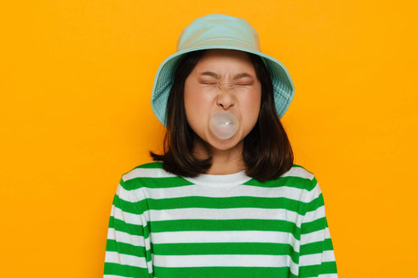 Ilustrasi mengunyah permen karet. Foto: Dean Drobot/Shutterstock