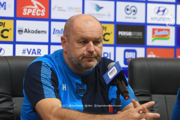 Pelatih Persib Bandung, Bojan Hodak, dalam sebuah sesi konferensi pers di Liga 1 musim 2024/25. Foto: ligaindonesiabaru.com