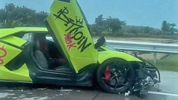 LAMBORGHINI vs SUZUKI IGNIS - Kondisi mobil Lamborghini Revuelto seusai terlibat kecelakaan menabrak mobil Suzuki Ignis di Tol Jombang-Mojokerto, KM 697 Jalur B, pada Jumat (2/5/2025) siang. Mobil Lamborghini Revuelto bernopol D-1675-QGK dikemudikan oleh Gabriel Rey (35) warga Kecamatan Mulyorejo, Surabaya.