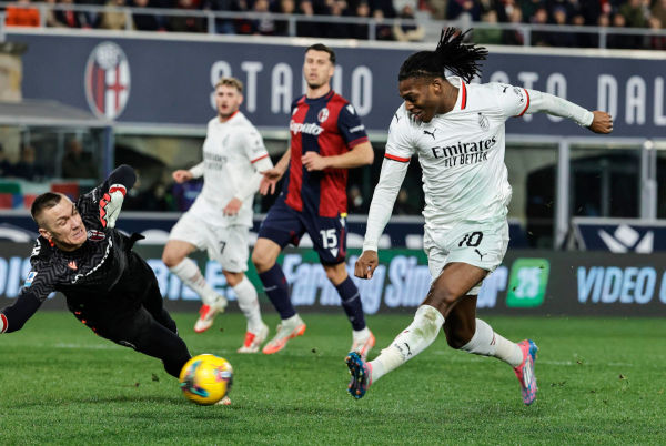 epa11928754 Milan's Rafael Leao scores the opening goal during the Italian Serie A soccer match Bologna FC vs AC Milan at Renato Dall'Ara stadium in Bologna, Italy, 27 February 2025. EPA-EFE/ELISABETTA BARACCHI