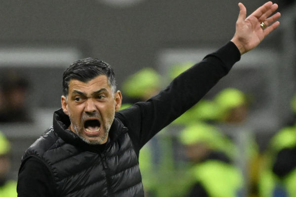 epa11966596 AC Milan’s head coach Sergio Conceicao reacts during the Italian Serie A soccer match between AC Milan and Como at the Giuseppe Meazza Stadium in Milan, Italy, 15 March 2025. EPA-EFE/DANIEL DAL ZENNARO