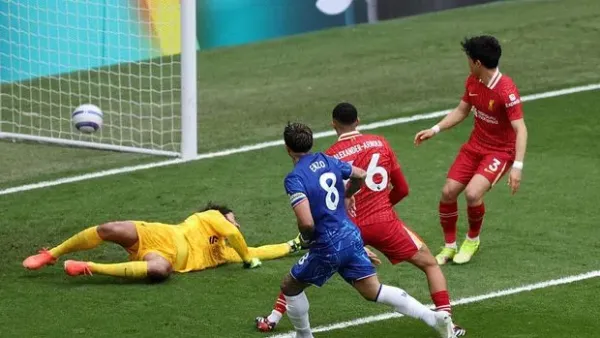 LONDON, ENGLAND - MAY 04: Enzo Fernandez of Chelsea scores his team's first goal past Alisson Becker of Liverpool during the Premier League match between Chelsea FC and Liverpool FC at Stamford Bridge on May 04, 2025 in London, England. <div class=