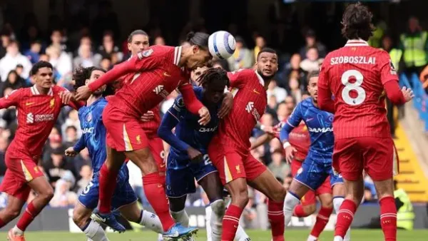 Soccer Football - Premier League - Chelsea v Liverpool - Stamford Bridge, London, Britain - May 4, 2025 Liverpool's Virgil van Dijk scores their first goal REUTERS/David Klein EDITORIAL USE ONLY. NO USE WITH UNAUTHORIZED AUDIO, VIDEO, DATA, FIXTURE LISTS, CLUB/LEAGUE LOGOS OR 'LIVE' SERVICES. ONLINE IN-MATCH USE LIMITED TO 120 IMAGES, NO VIDEO EMULATION. NO USE IN BETTING, GAMES OR SINGLE CLUB/LEAGUE/PLAYER PUBLICATIONS. PLEASE CONTACT YOUR ACCOUNT REPRESENTATIVE FOR FURTHER DETAILS..