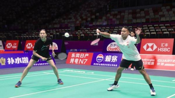 caption: ADAPTASI VENUE PIALA SUDIRMAN -  Pebulutangkis Ganda campuran Indonesia, Rehan Naufal Kusharjanto/Gloria Emanuelle Widjaja saat menjalani latihan sekaligus beradaptasi dengan Venue Piala Sudirman 2025, Xiamen Olympic Sports Center Fenghuang Gymnasium, China, Jumat (25/4/2025). <div class=
