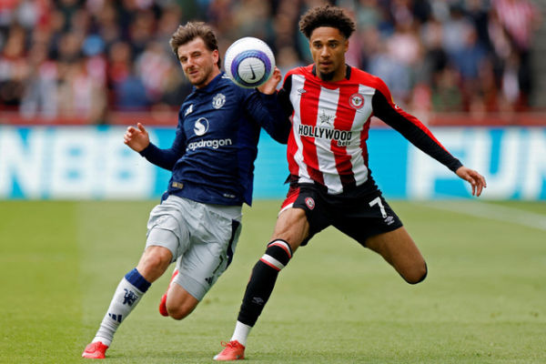 Pemain Brentford Kevin Schade berebut bola dengan pemain Manchester United Mason Mount pada pertandingan Liga Inggris di Stadion Komunitas GTech, London, Inggris, Minggu (4/5/2025). Foto: Peter Cziborra/REUTERS