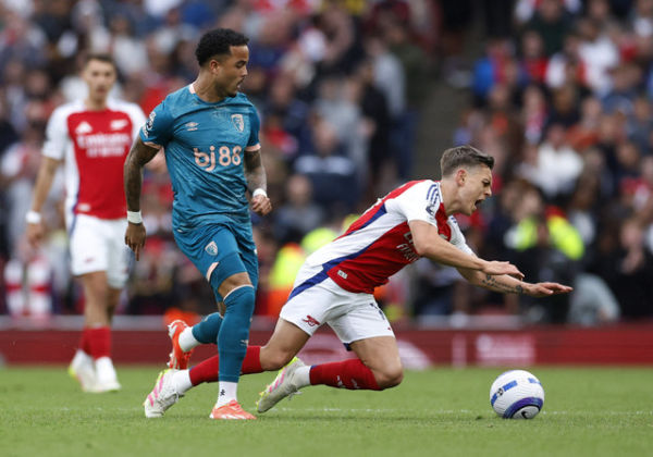 Justin Kluivert dari AFC Bournemouth beraksi dengan Leandro Trossard dari Arsenal pada pertandingan Liga Inggris antara Arsenal vs AFC Bournemouth di Stadion Emirates, London, Inggris, Sabtu (3/5/2025) malam WIB. Foto: Peter Cziborra/REUTERS