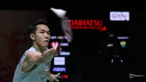 Pebulu tangkis tunggal putra Indonesia Jonatan Christie mengembalikan kok ke arah tunggal putra Thailand Kunlavut Vitidsarn pada final Daihatsu Indonesia Masters 2025 di Istora Senayan, Jakarta, Minggu (26/1/2025). Jonatan Christie gagal menjuarai Indonesia Masters 2025 pada sektor tunggal putra usai kalah rubber gim dengan skor 21-18, 17-21 dan 18-21. TRIBUNNEWS/IRWAN RISMAWAN