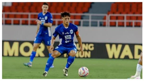 AKSI LAGA - Potret Alfeandra Dewangga saat laga PSIS Semarang Vs Persib Bandung pada Minggu (9/2/2025). Terbaru Alfeandra Dewangga dibuat bingung dengan pilihan tiga klub Liga 1