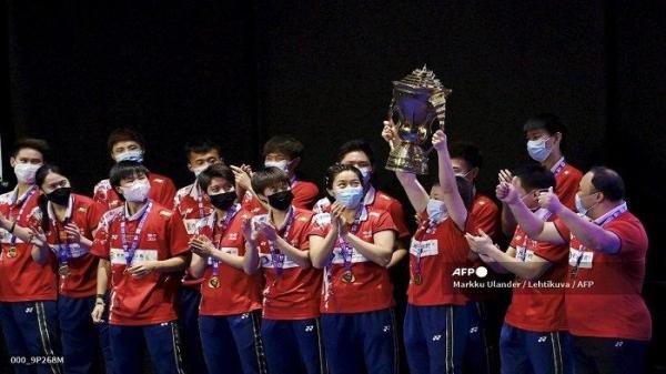 Tim China merayakan di podium dengan medali emas dan Piala Sudirman setelah final Piala Sudirman Bulu Tangkis di Vantaa, Finlandia, pada 3 Oktober 2021.
