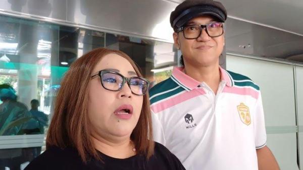 ALASAN SUAMI DIAM - Komedian Nunung Srimulat didampingi suaminya, Iyan Sambiran saat ditemui di daerah Gambir Jakarta Pusat, Selasa (10/10/2023). Baru-baru ini, Iyan Sambiran ungkap alasannya pilih diam meski tahu istri terus menafkahi keluarga.
