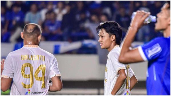 Potret dua penggawa Arema FC Dalberto dan Achmad Maulana Syarif (kiri) saat bersua Persib Bandung pada gelaran pekan ketiga Liga 1 2024/2025.