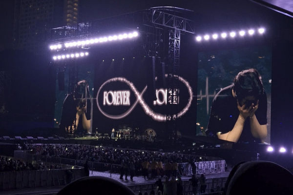 Bassist Day6 Young K menangis di konser Forever Young Jakarta, Sabtu (3/5/2025). Foto: Nabila Ulfa/kumparan