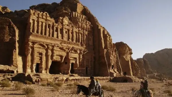 Taman Arkeologi Petra dinyatakan sebagai situs Warisan Dunia UNESCO, dan pada tahun 2007 dinobatkan sebagai salah satu dari tujuh keajaiban dunia yang baru. <div class=