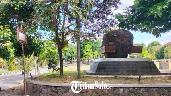Batu besar di alun-alun Kidul Boyolali