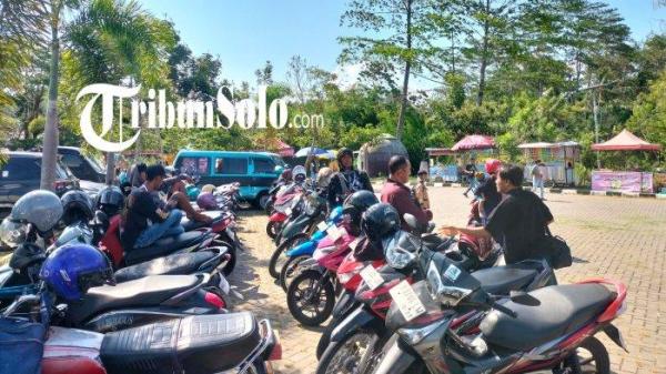 Aktivitas Parkir di acara Boyolali Tourism Fest di Alun-alun Lor Boyolali, Jumat (25/10/2024).