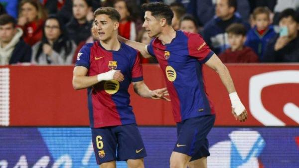 GAVI DAN LEWANDOWSKI - Perayaan gol Gavi dan Robert Lewandowski pada pertandingan pekan 23 Liga Spanyol antara Sevilla vs Barcelona di Ramon Sanchez Pizjuan Stadium, Spanyol, Senin (10/2/2025) dini hari WIB.