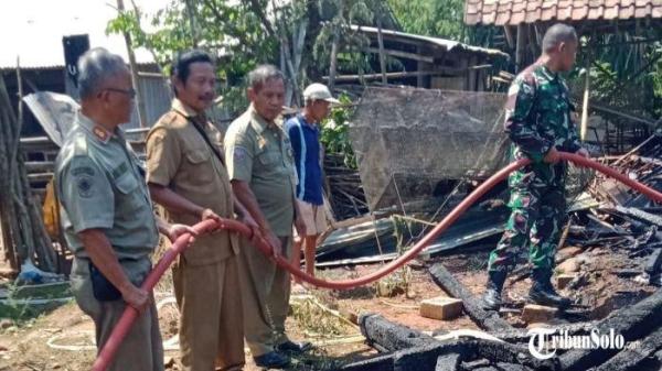 Tim Damkar Boyolali lakukan pendinginan kebakaran