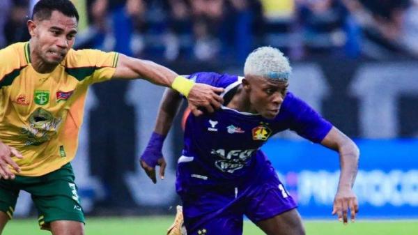 BEREBUT BOLA - Hugo Samir (kanan) berebut bola pada laga Persik vs Persebaya di Liga 1 2024/2025 di di Stadion Brawijaya, Kediri, Jawa Timur pada Senin (5/5/2025) sore WIB. (Foto diunduh dari Instagram Persik)