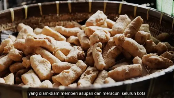 youtuber asing soroti produsen tahu di Surabaya yang pakai limbah plastik untuk bahan bakar