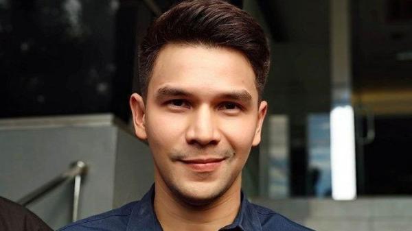 DITANGKAP - Jonathan Frizzy secara resmi telah ditetapkan sebagai tersangka terkait kasus dugaan penggunaan rokok elektrik yang mengandung zat berbahaya. Penangkapan terhadap Ijonk dilakukan pada Minggu (4/5/2025) sekitar pukul 17.00 WIB di wilayah Pesanggrahan, Jakarta Selatan.