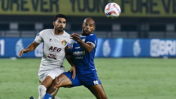 AKSI LAGA - Duel Brendon Lucas (kiri) dengan David da Silva (kanan) di laga Persib Bandung kontra Persik Kediri di pekan ke-26 Liga 1 2024, Rabu (5/3).