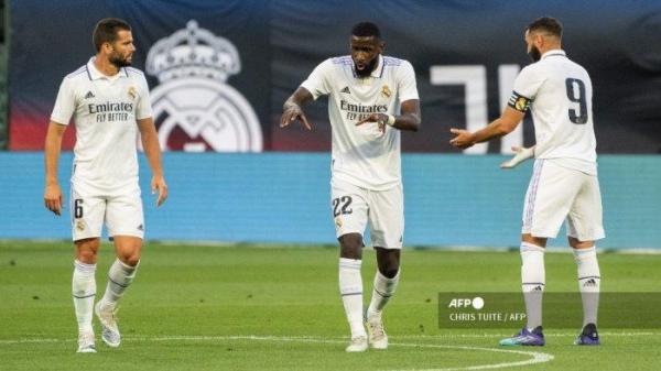 Pemain depan Real Madrid asal Prancis Karim Benzema (kanan) melakukan selebrasi dengan rekan satu timnya Bek Real Madrid Jerman Antonio Rudiger (tengah) dan pemain belakang Real Madrid Spanyol Nacho (kiri) setelah mencetak gol pada babak pertama pertandingan sepak bola persahabatan internasional antara Real Madrid dan Club America di stadion Oracle Park di San Francisco, California, 26 Juli 2022.