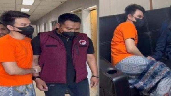 JONATHAN FRIZZY TERSANGKA- Jonathan Frizzy sarungan di Lantai 4 Mapolresta Bandara Soekarno-Hatta, Benda, Kota Tangerang, Banten, Senin (5/5/2025). Jonathan Frizzy  menjual vape obat keras seharga Rp 3 juta per pcs sejak Februari 2025. <div class=