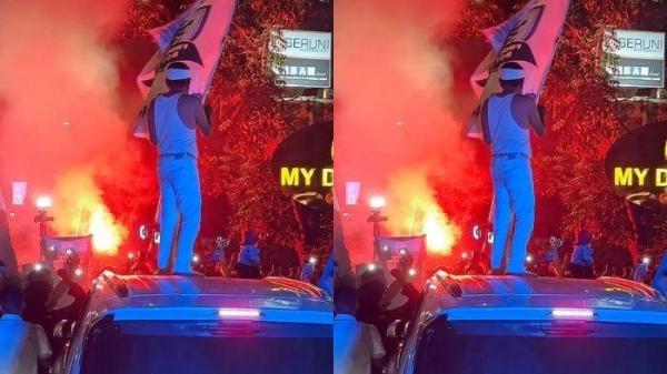 naik ke atas mobil Lexus berwarna putih miliknya sambil mengibaskan bende