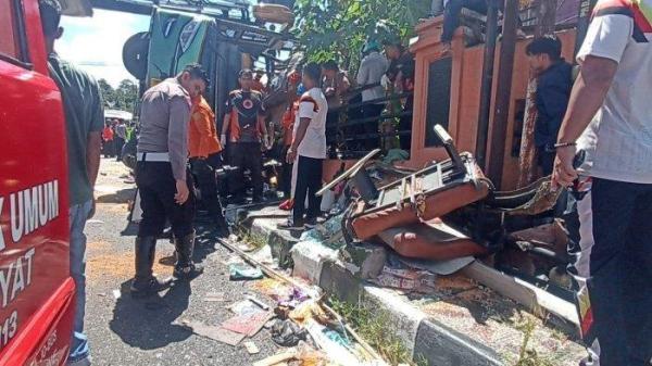EVAKUASI KORBAN KECELAKAAN- Petugas gabungan saat melakukan proses evakuasi terhadap korban kecelakaan bus ALS di Kota Padang Panjang, Sumatera Barat, Selasa (6/5/2025).