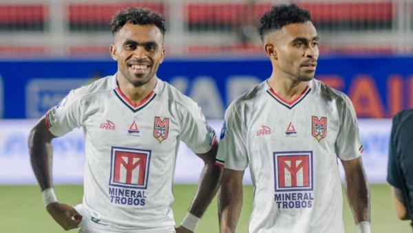 SELEBRASI YAKOB DAN YANCE - Potret Yakob dan Yance Sayuri saat sama-sama membela Malut United pada gelaran Liga 1 2024/2025.