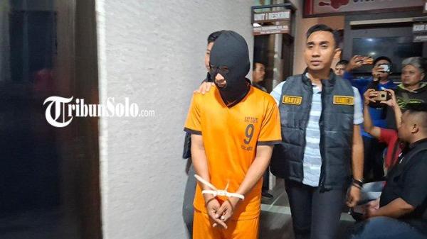 DIGELANDANG POLISI. J (34) pembunuh wanita yang jasadnya ditemukan terkubur dan ditimpa cor di Ngadirojo, Wonogiri, Jumat (2/5/2025). Kasatreskrim Polres Wonogiri Iptu Agung Sedewo menjelaskan berdasarkan hasil pendalaman, ada unsur pembunuhan berencana yang dilakukan oleh pelaku.