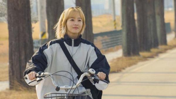 Cuplikan adegan dalam drama korea Our Unwritten Seoul, dirilis Netflix ref
